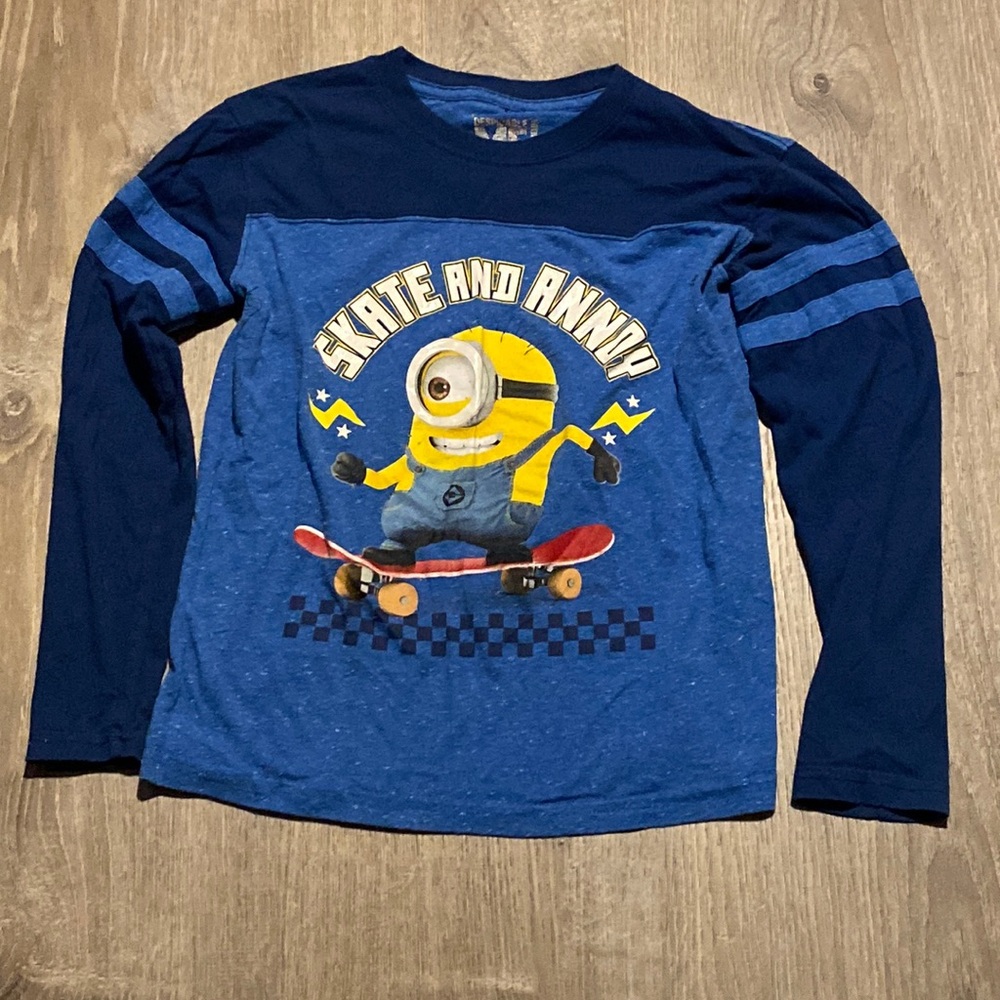 Boys minion shirt “skate and annoy” m/8